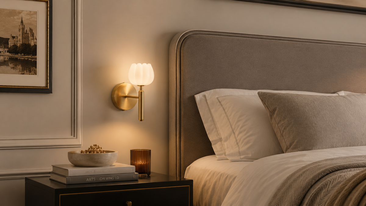 Éclairage de Chevet : L'Art de Choisir Entre Applique, Suspension et Lampe à Poser