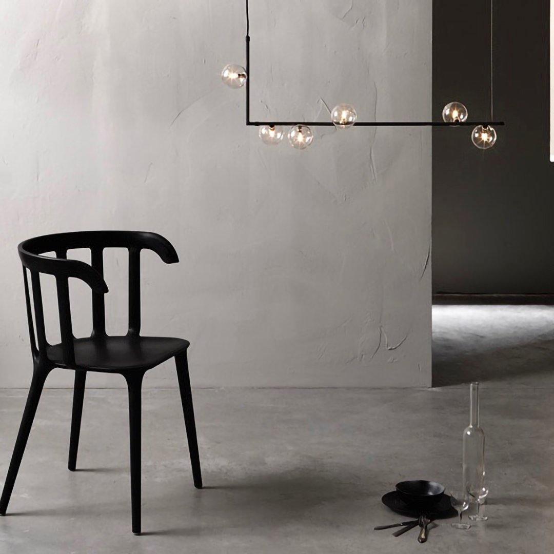 Finnise Lustre en Verre avec Structure en Acier Noir Linéaire