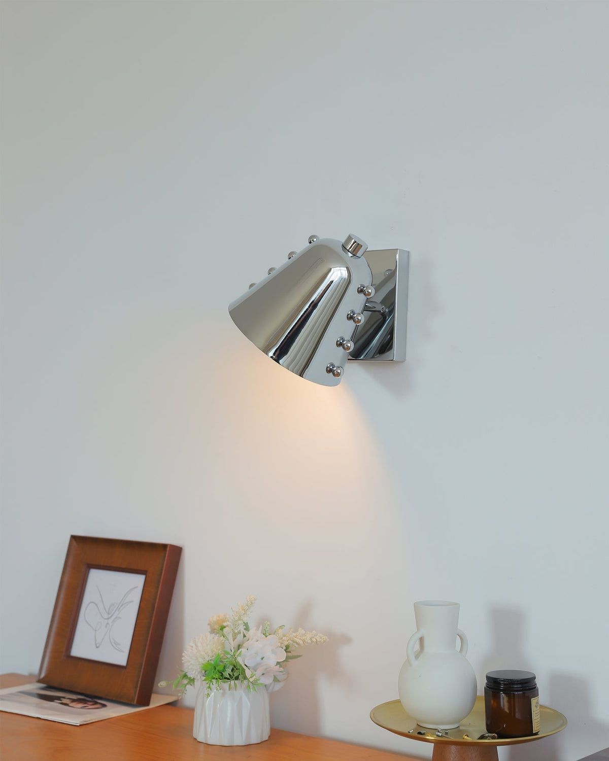 Close-up on the metal craftsmanship of the Bespoke wall lamp.