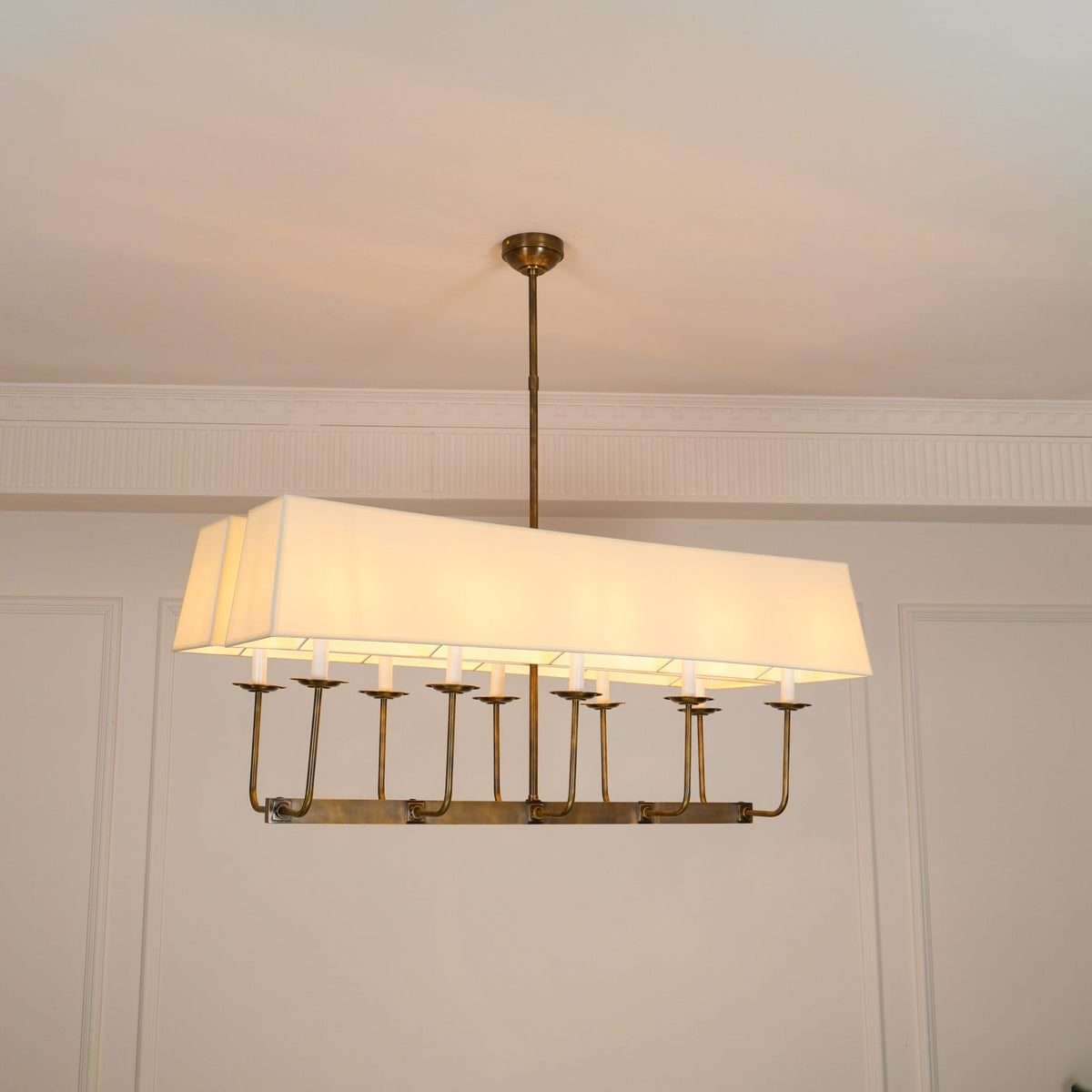 Beacon Lustre Linéaire Moderne Minimaliste en Laiton, Métal et Tissu