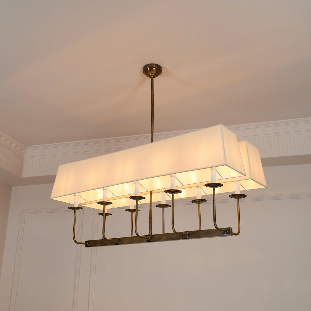 Beacon Lustre Linéaire Moderne Minimaliste en Laiton, Métal et Tissu