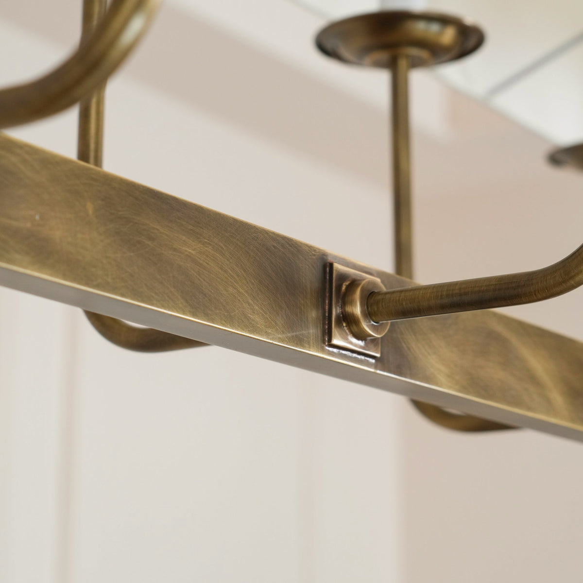 Beacon Lustre Linéaire Moderne Minimaliste en Laiton, Métal et Tissu