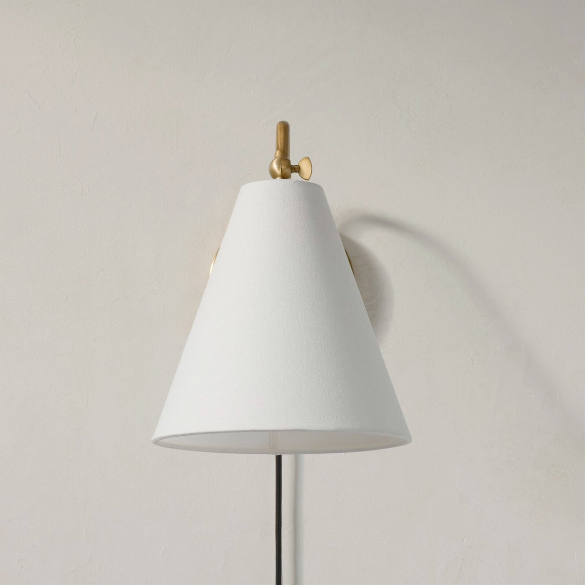 Size and dimensions diagram for the two-head Cleome wall lamp.