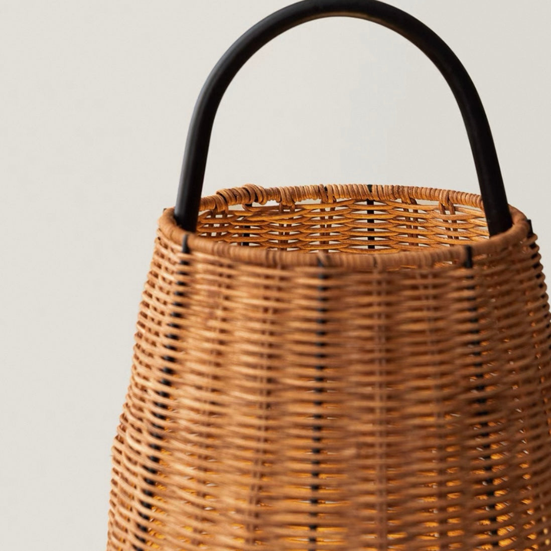 Dimensions of the Catalina Coastal Table Lamp: 50 cm height, 25 cm diameter.