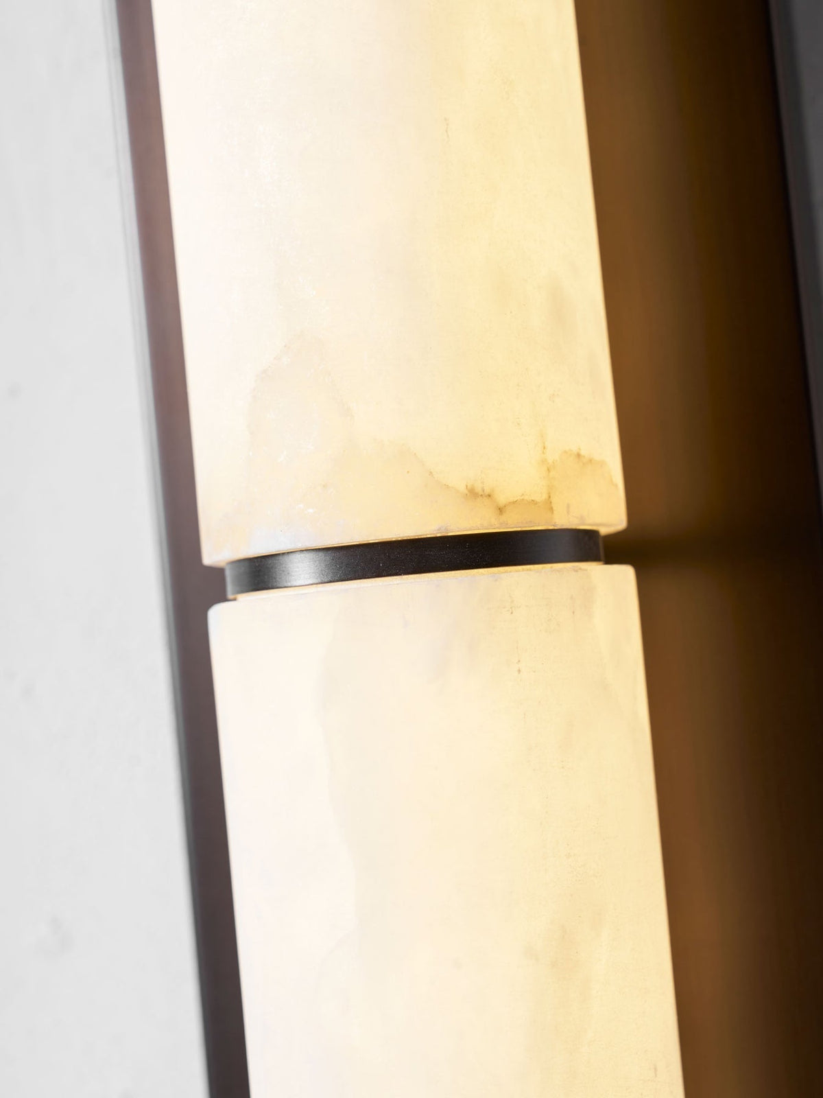 Comparison of the two available sizes of the wall lamp.