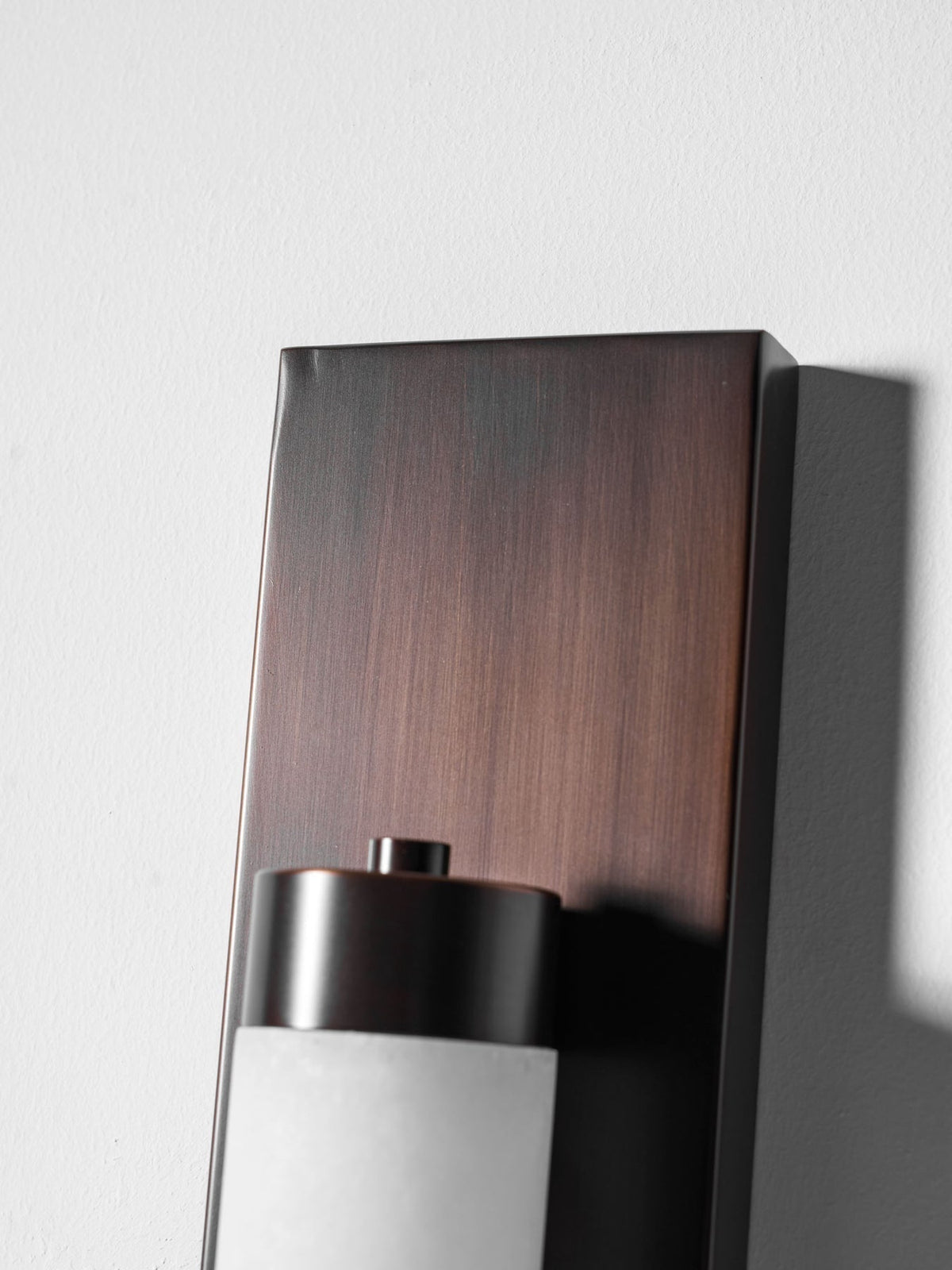 The white backplate of the Columnar Alabaster Wall Lamp.