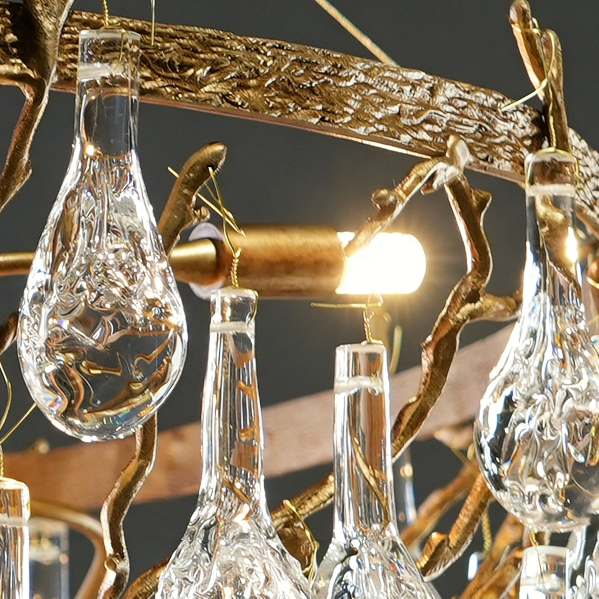 Dimensional diagram of the Doris Chandelier: Diameter 80cm, Height 47cm.