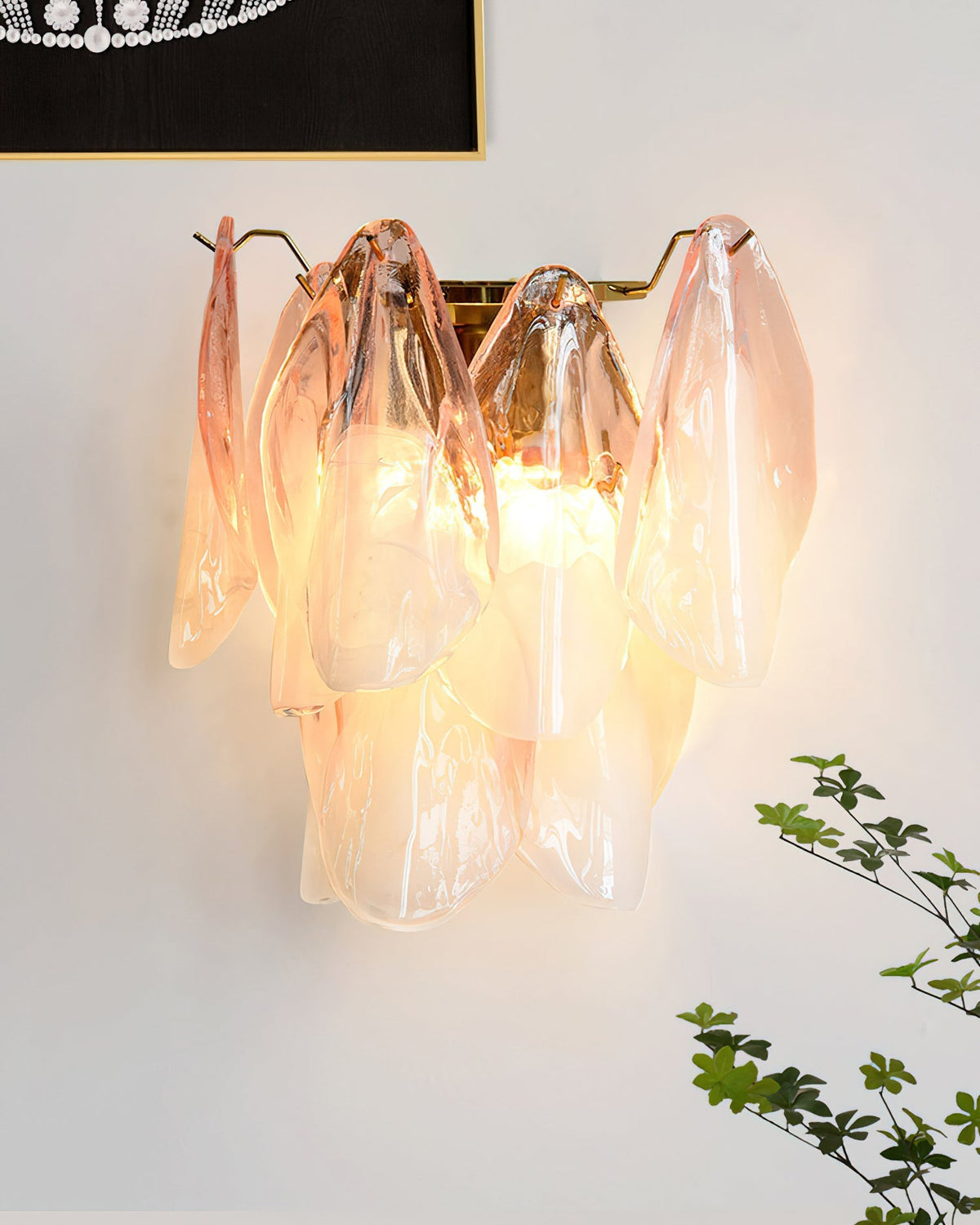 The gold finish on the metal frame of the Foliage Wall Sconce.