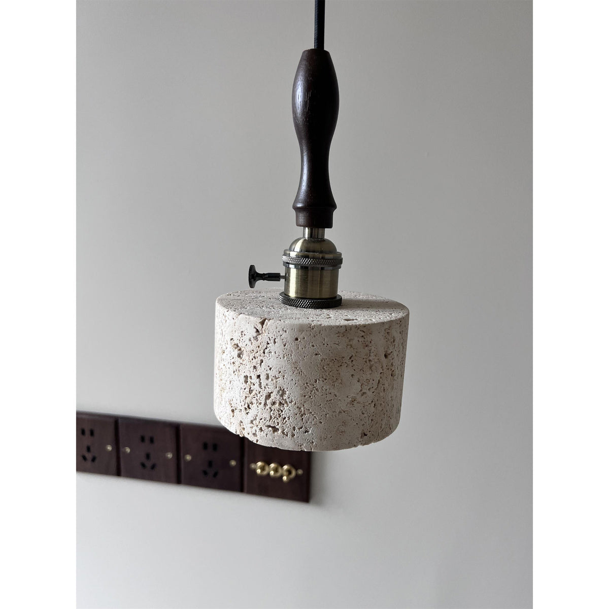Sycaran Suspension Noyer Travertin Moderne