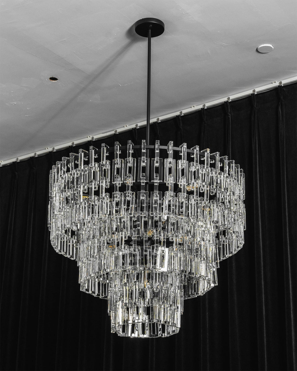 Detail of the ceiling mount and suspension rod.
