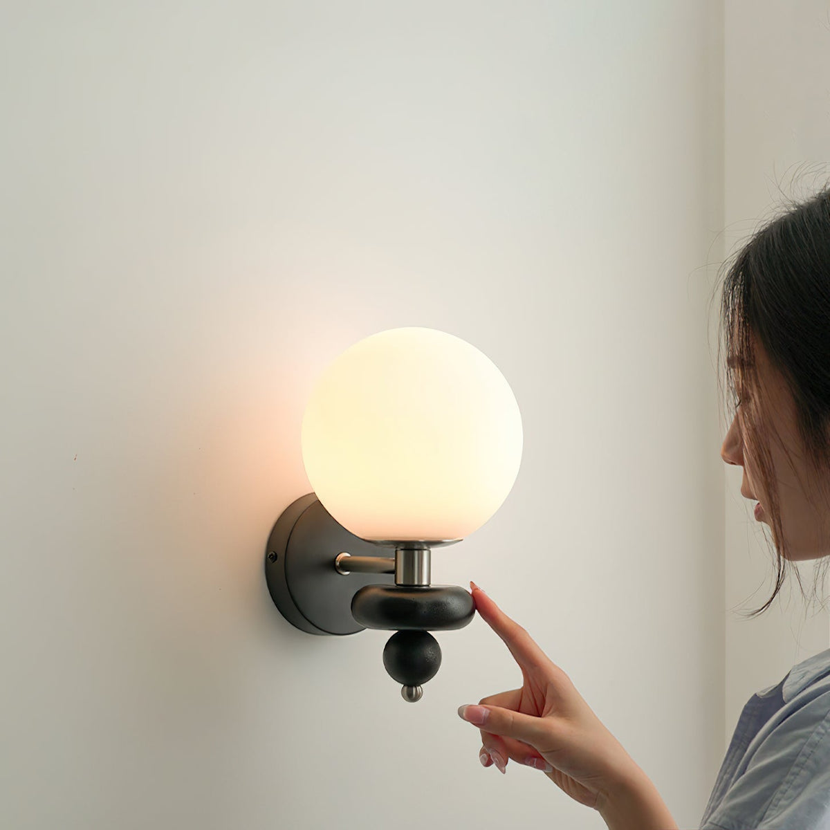 Evelo Modern Globe Wall Lamp-Neutral Decor