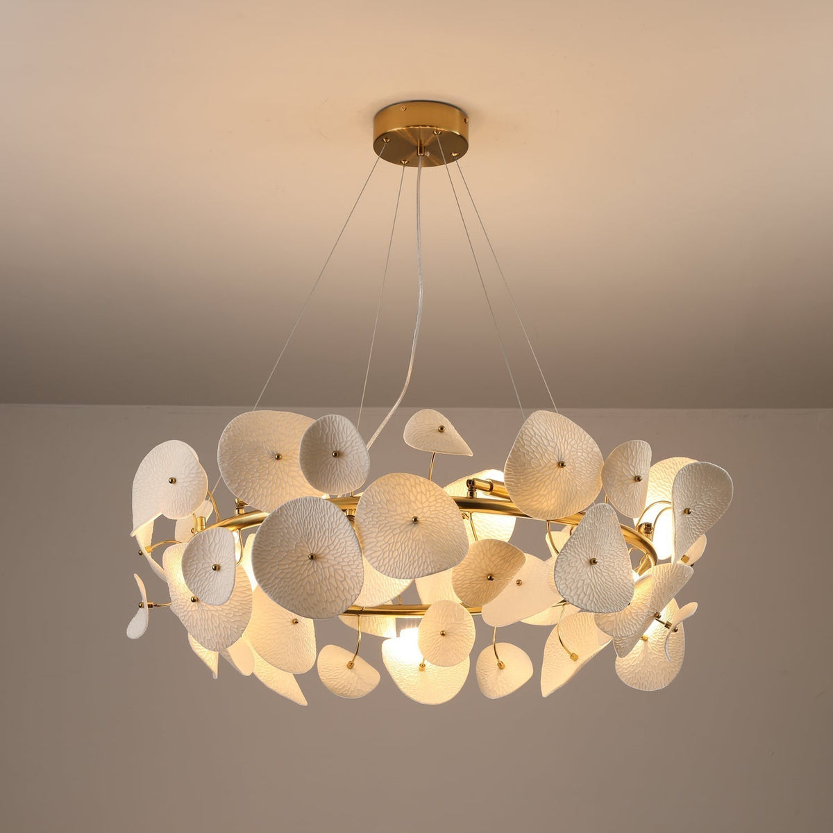 Pavaira Lustre en céramique à pétales d'élégance moderne