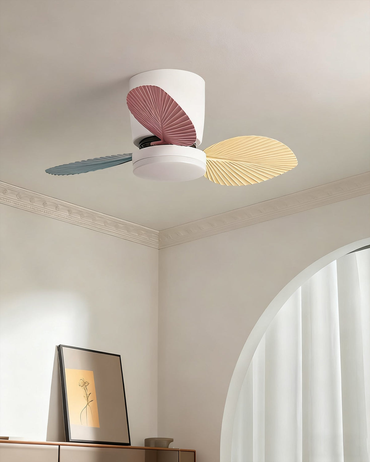 Close-up on the ABS fan blades of the white Melorie fan.
