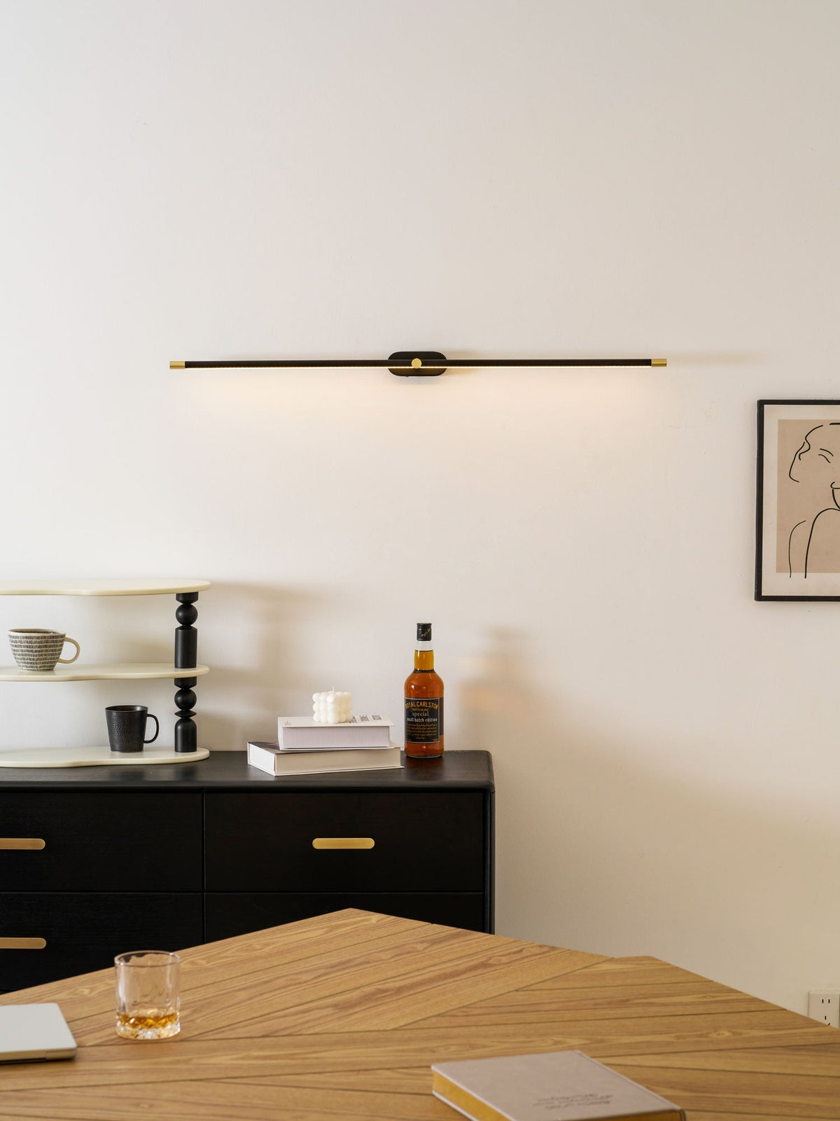 The sleek, modern design of the linear wall lamp.