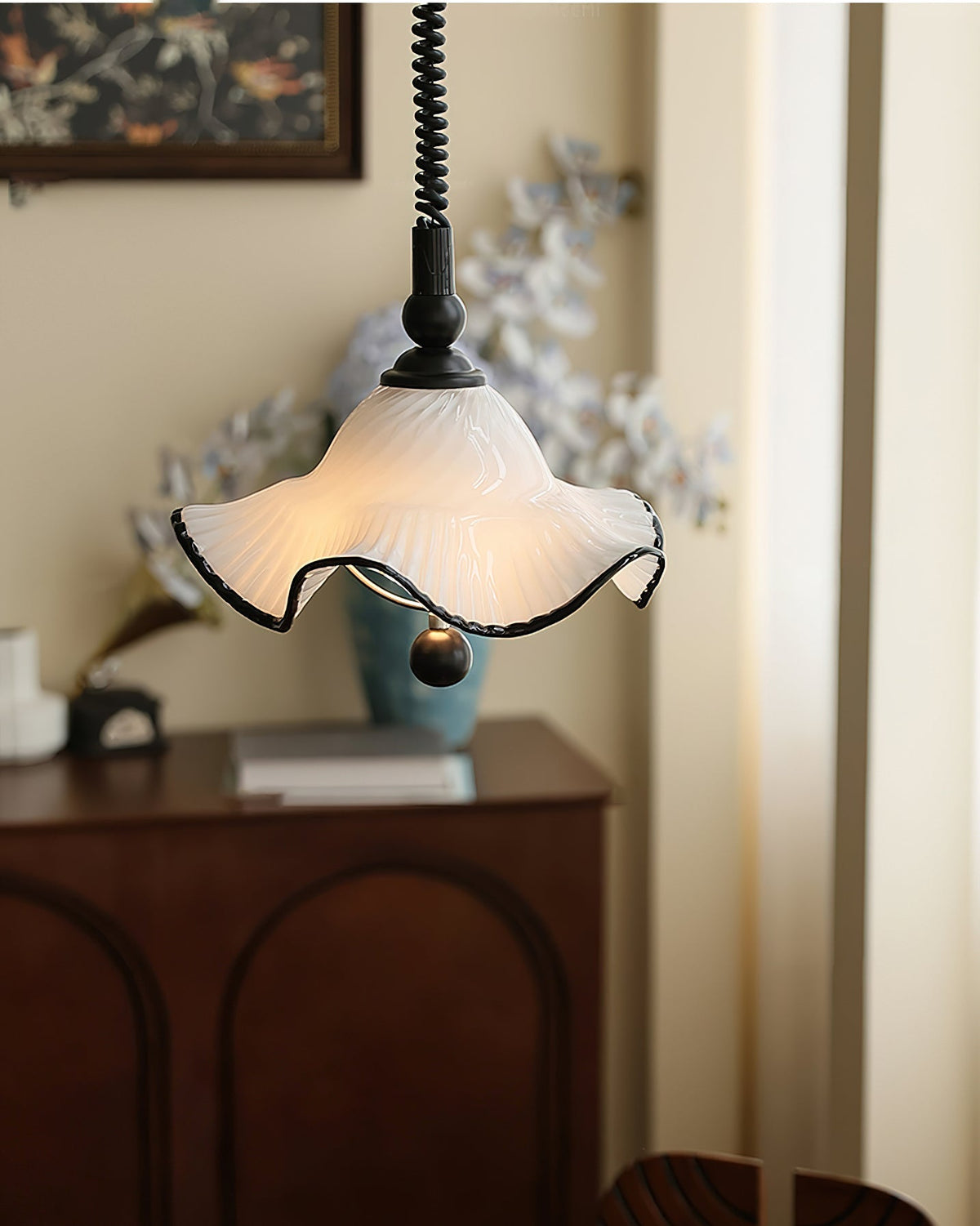 Side profile of the Mobo Pendant Light.