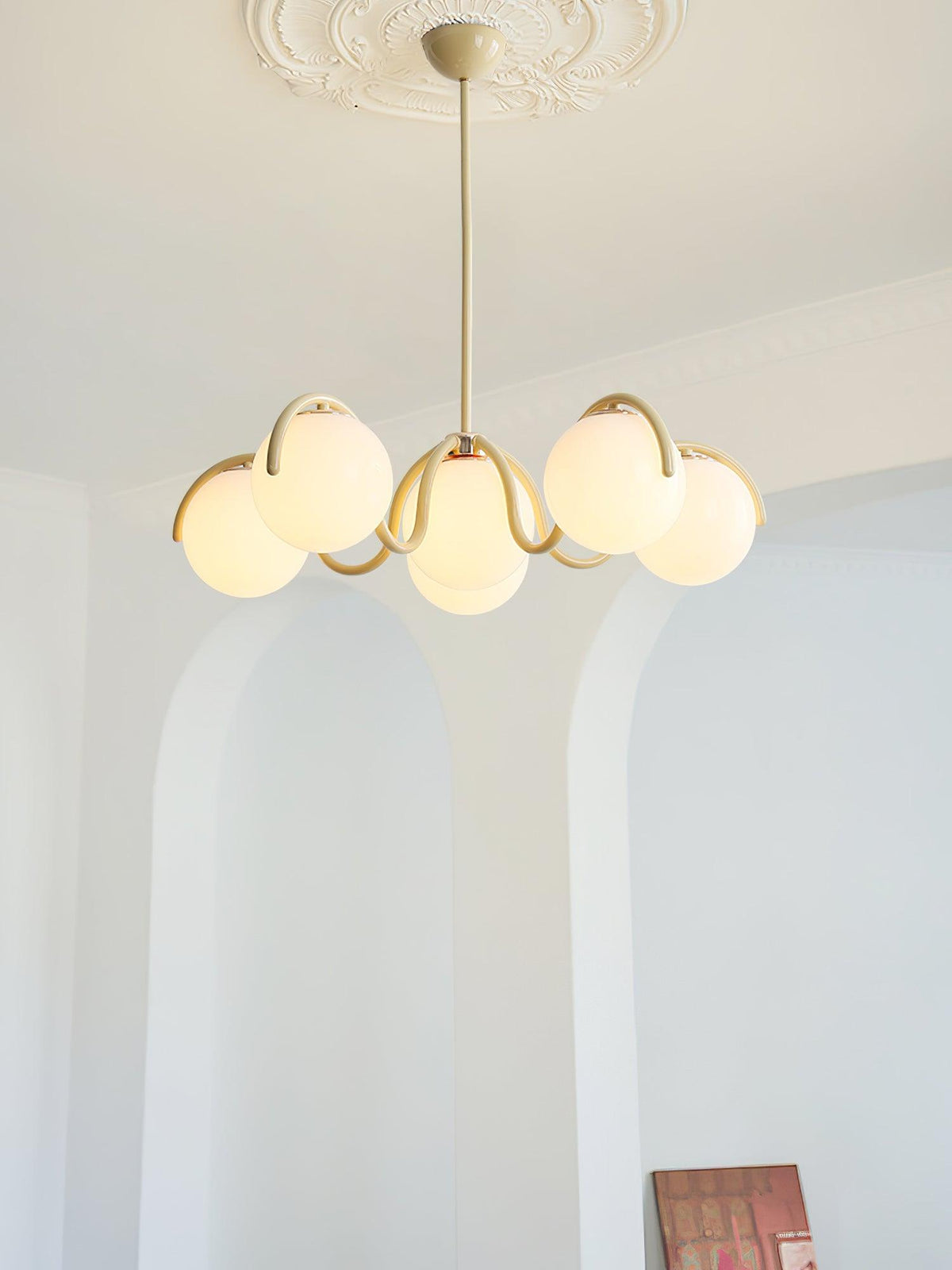 Velia Lustre en Verre Blanc avec Globes et Cadre Courbé