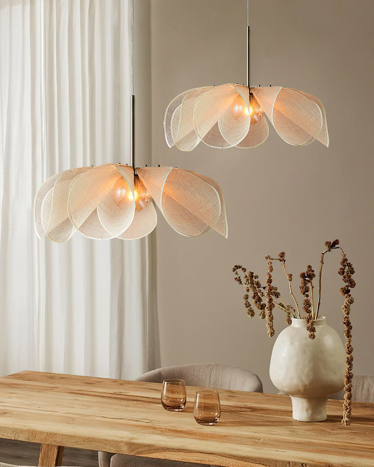 Close-up of the natural plant fiber texture on the light brown pendant lamp.