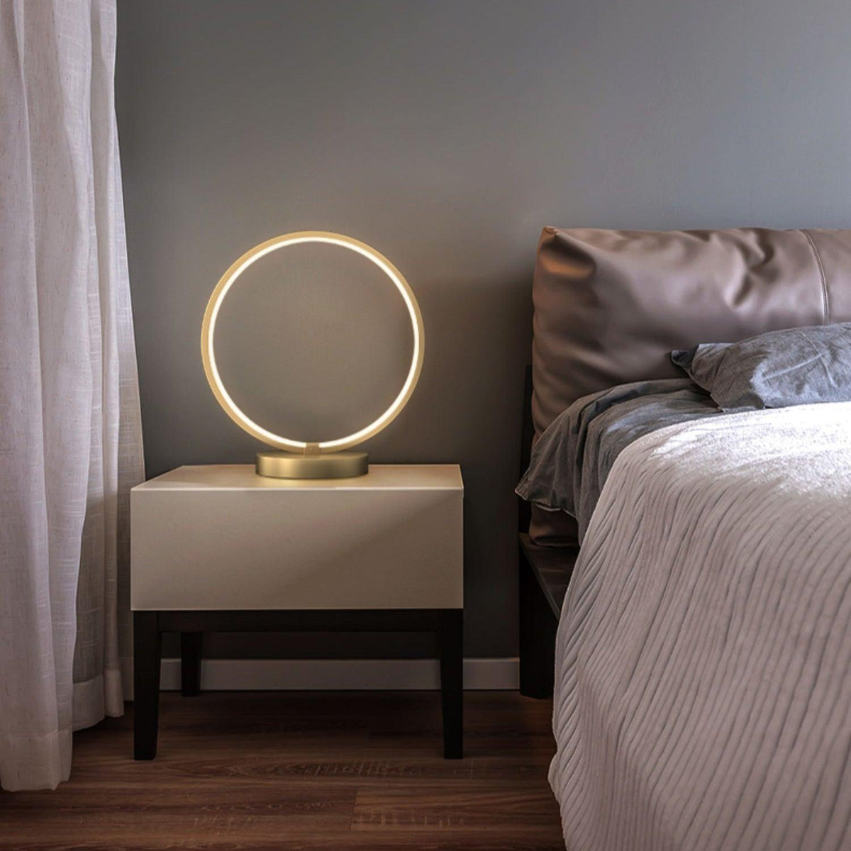 Cirra Lampe de Table en Laiton Élégante