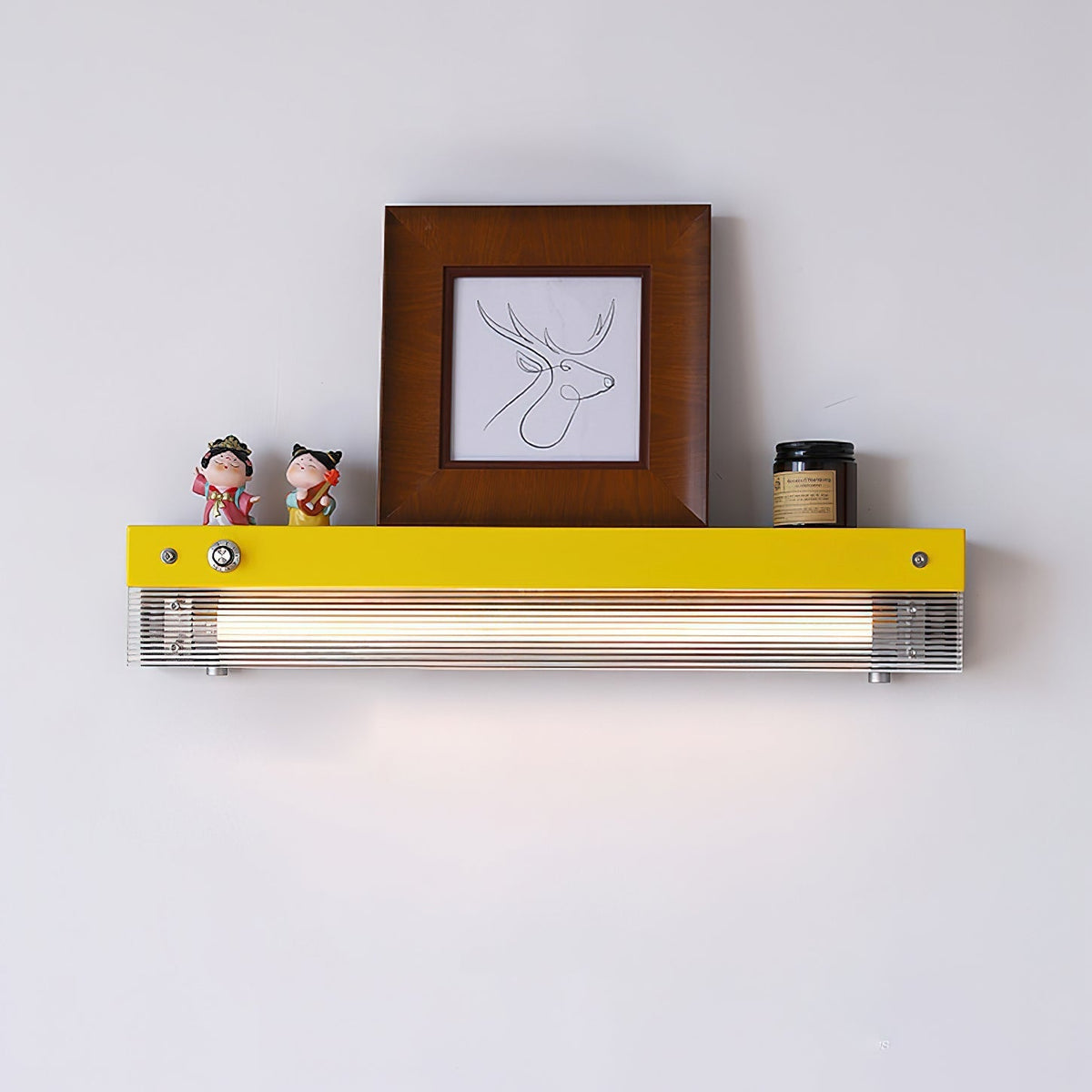 The lamp's dimensions illustrated against a wall.