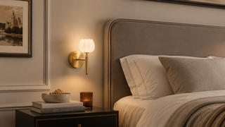 Éclairage de Chevet : L'Art de Choisir Entre Applique, Suspension et Lampe à Poser