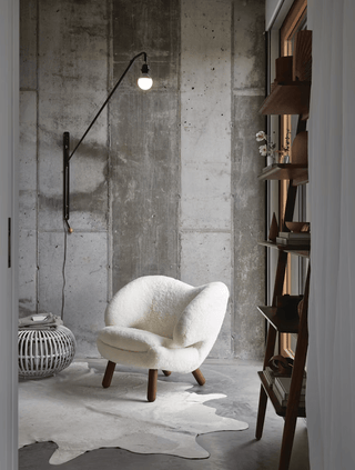 Black Long Arm Wall Lamp-Neutral Decor