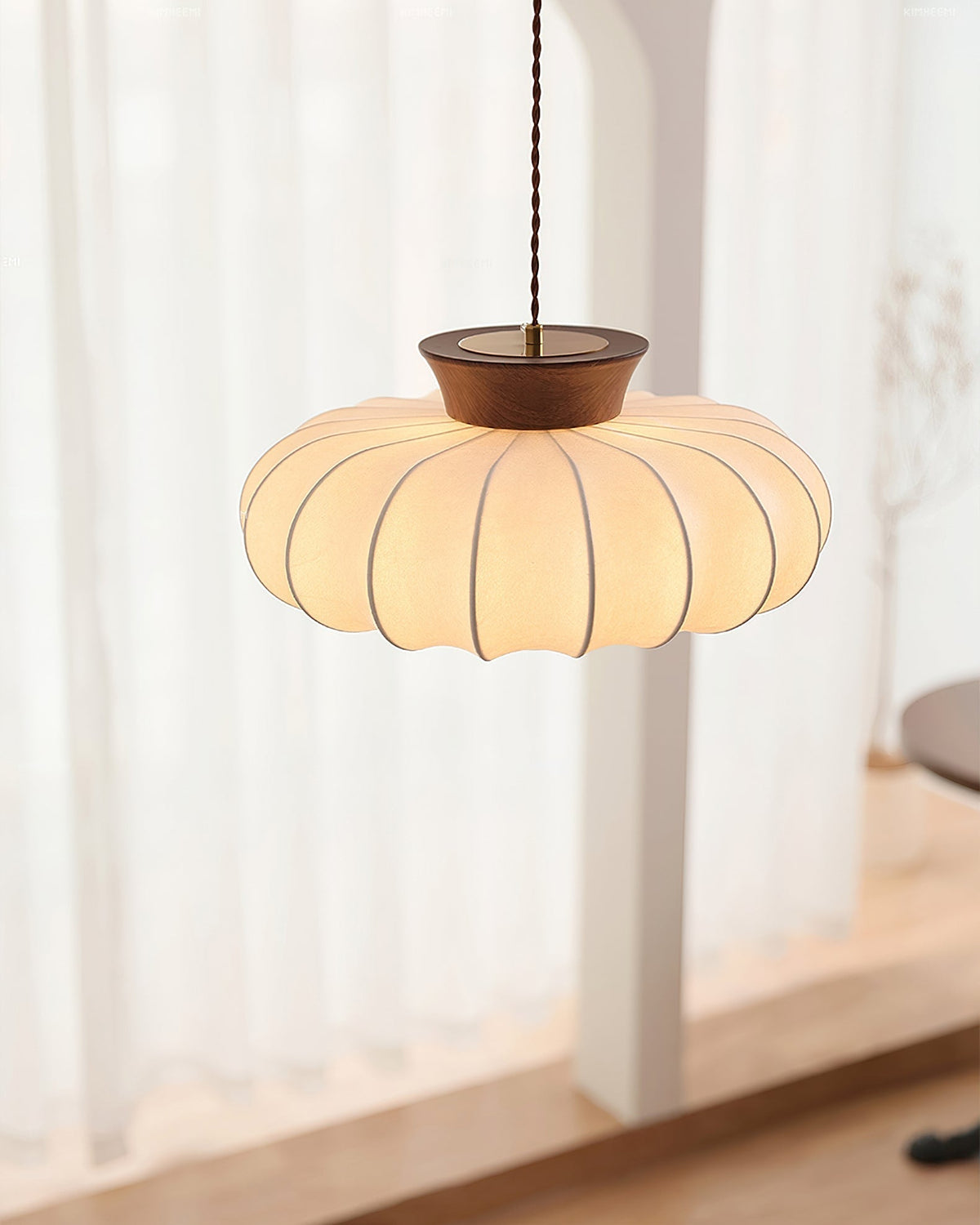 Side profile of the shallow Aeron Pendant Light, Model A.