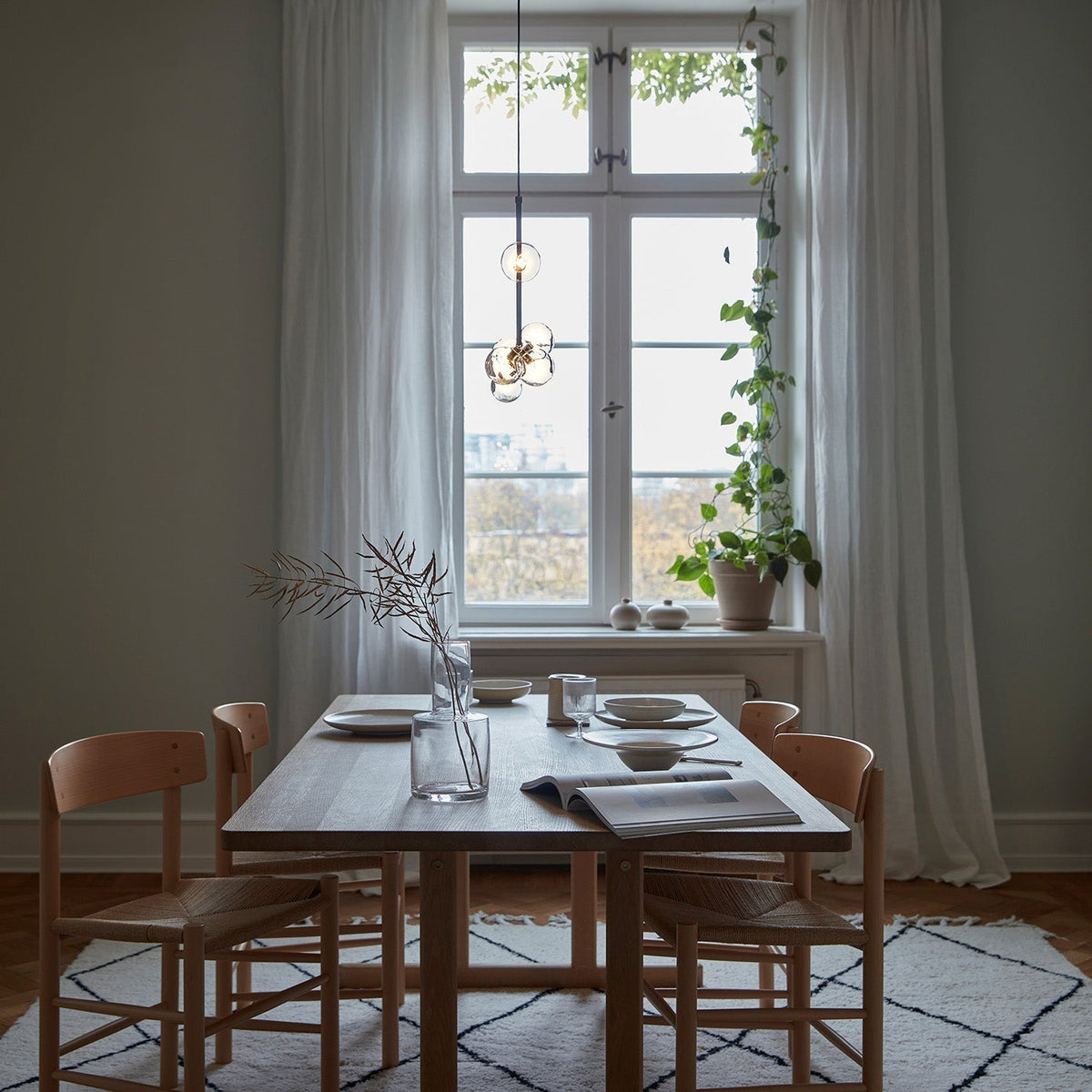 Finnise Lustre en Verre avec Structure en Acier Noir Linéaire