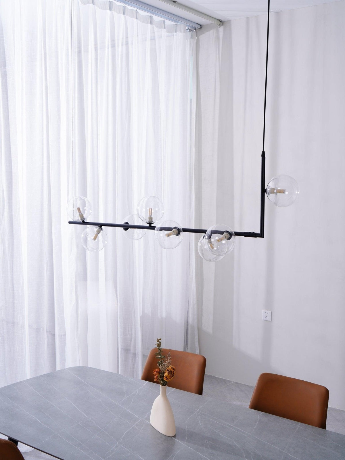 Finnise Lustre en Verre avec Structure en Acier Noir Linéaire