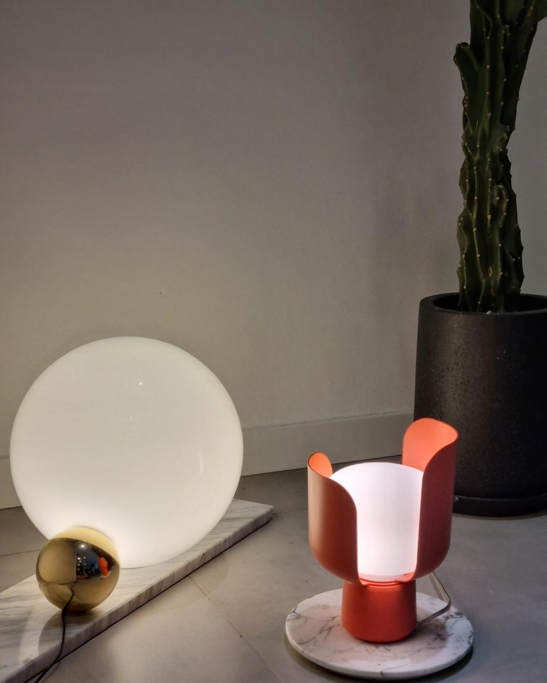 Zuri Lampe de Table Minimaliste en Plastique