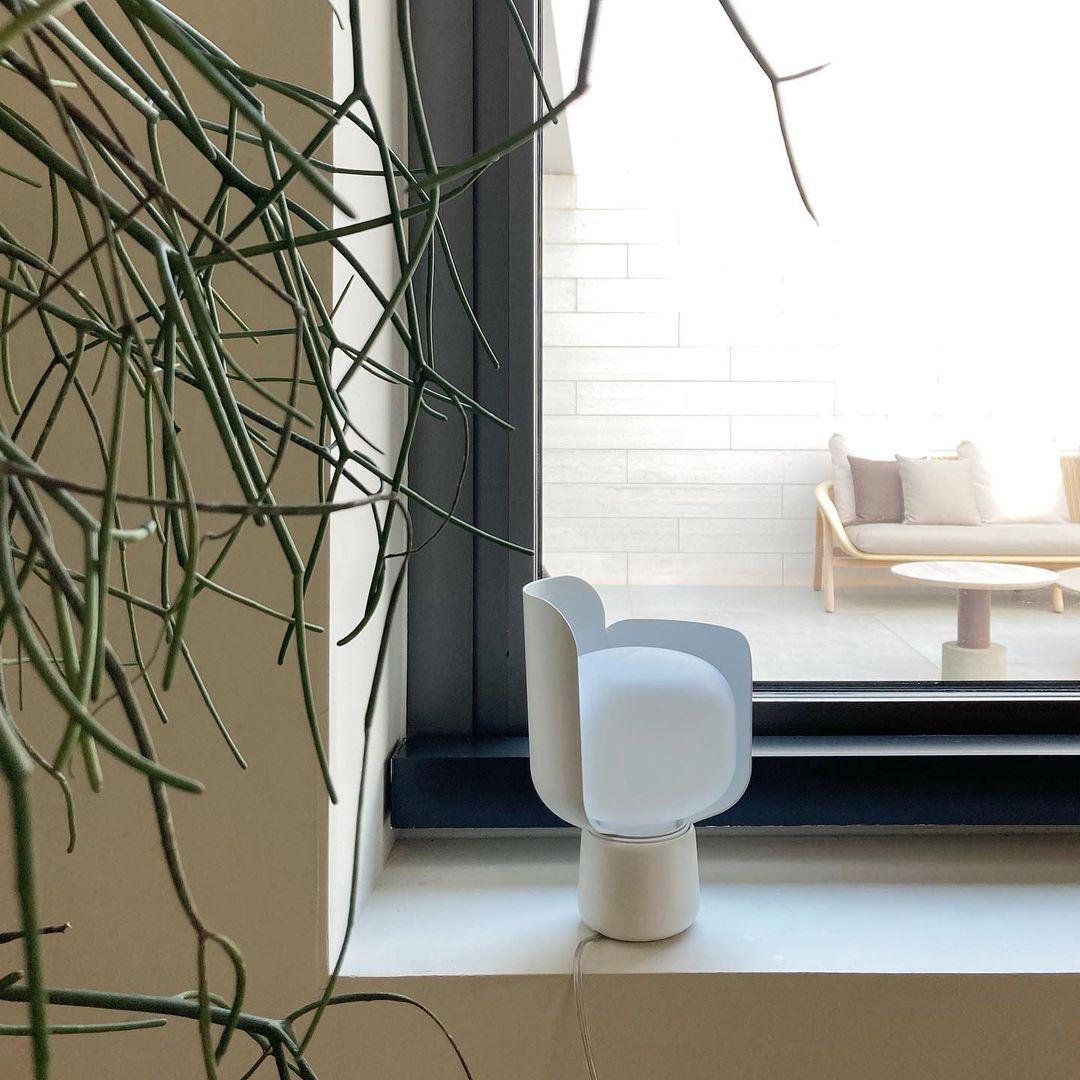Zuri Lampe de Table Minimaliste en Plastique