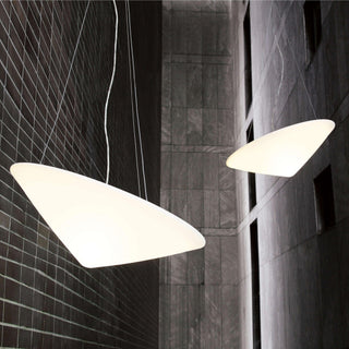 Solara Lampe Suspendue Polyéthylène Chapeau Incliné Minimaliste