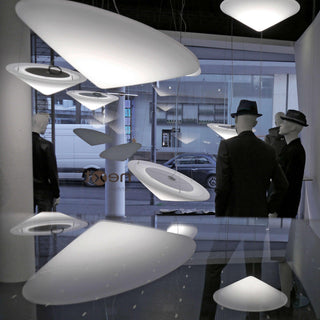 Solara Lampe Suspendue Polyéthylène Chapeau Incliné Minimaliste