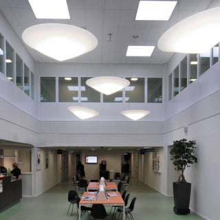Solara Lampe Suspendue Polyéthylène Chapeau Incliné Minimaliste