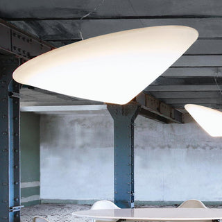 Solara Lampe Suspendue Polyéthylène Chapeau Incliné Minimaliste