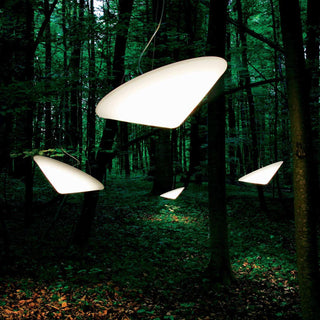 Solara Lampe Suspendue Polyéthylène Chapeau Incliné Minimaliste