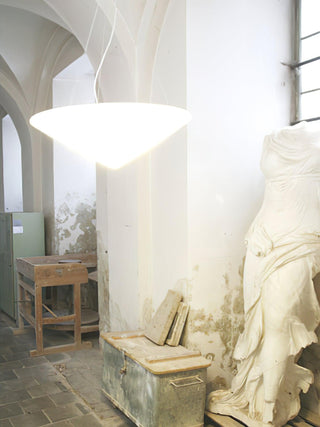 Solara Lampe Suspendue Polyéthylène Chapeau Incliné Minimaliste