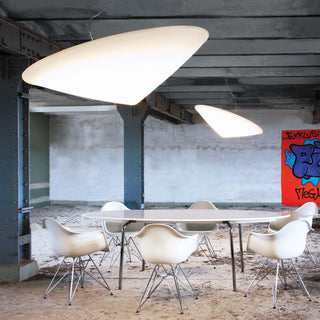 Solara Lampe Suspendue Polyéthylène Chapeau Incliné Minimaliste