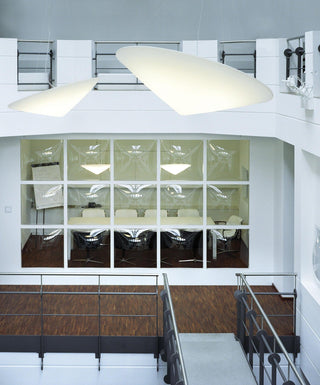 Solara Lampe Suspendue Polyéthylène Chapeau Incliné Minimaliste