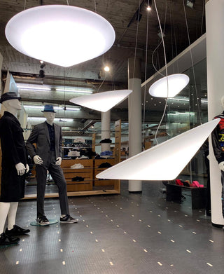 Solara Lampe Suspendue Polyéthylène Chapeau Incliné Minimaliste