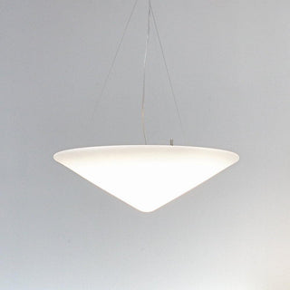 Solara Lampe Suspendue Polyéthylène Chapeau Incliné Minimaliste