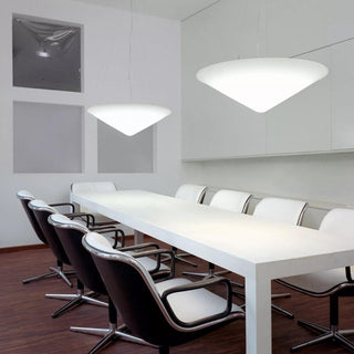 Solara Lampe Suspendue Polyéthylène Chapeau Incliné Minimaliste