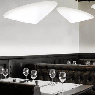 Solara Lampe Suspendue Polyéthylène Chapeau Incliné Minimaliste