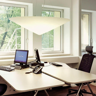 Solara Lampe Suspendue Polyéthylène Chapeau Incliné Minimaliste