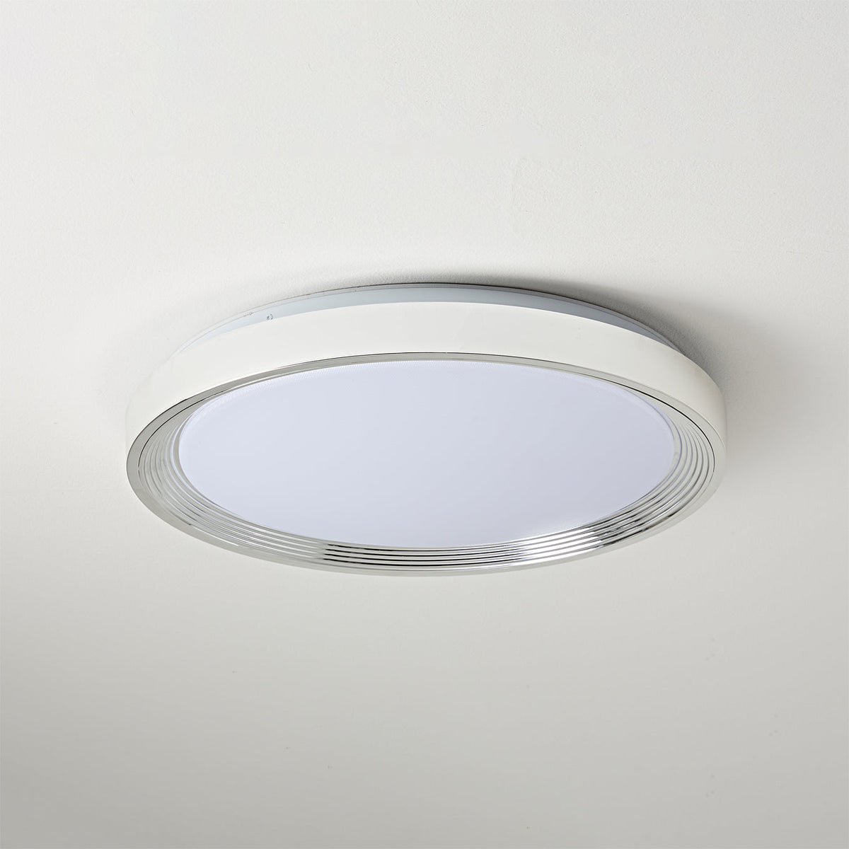 Close-up on the edge of the light, showing the quality of the metal finish.