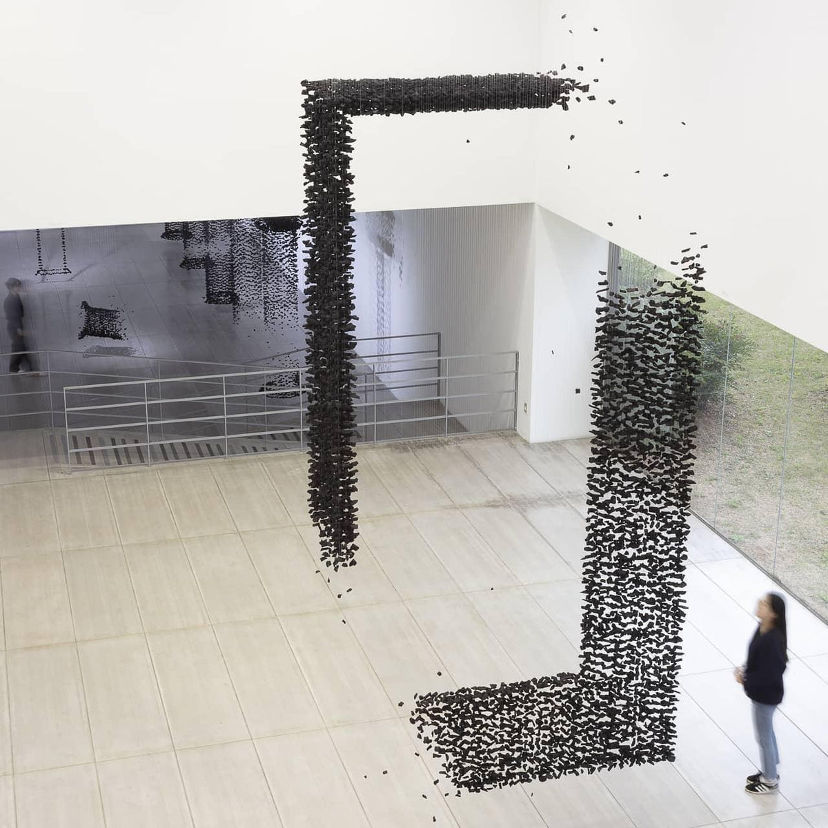 Taviane Lustre Sculptural en Pierre Charbon Lettres de M à R