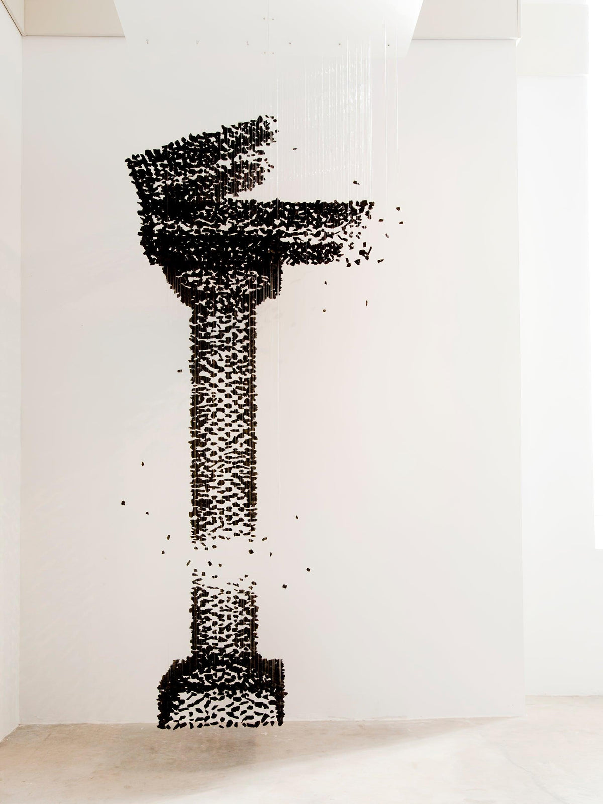 Felelia Lustre Sculptural en Pierre Charbon Lettres de S à Z