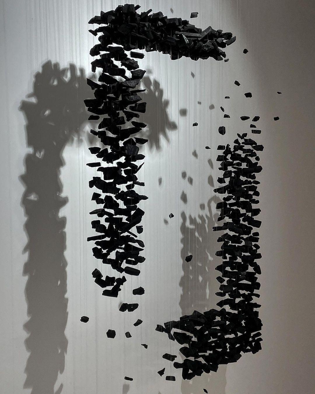 Taviane Lustre Sculptural en Pierre Charbon Lettres de M à R