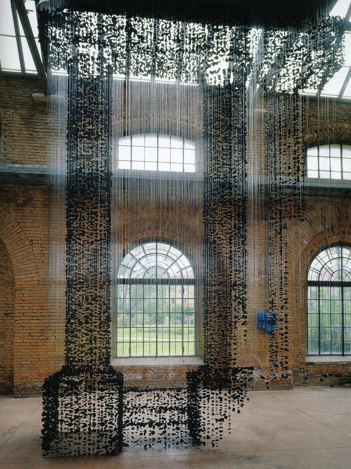 Taviane Lustre Sculptural en Pierre Charbon Lettres de M à R