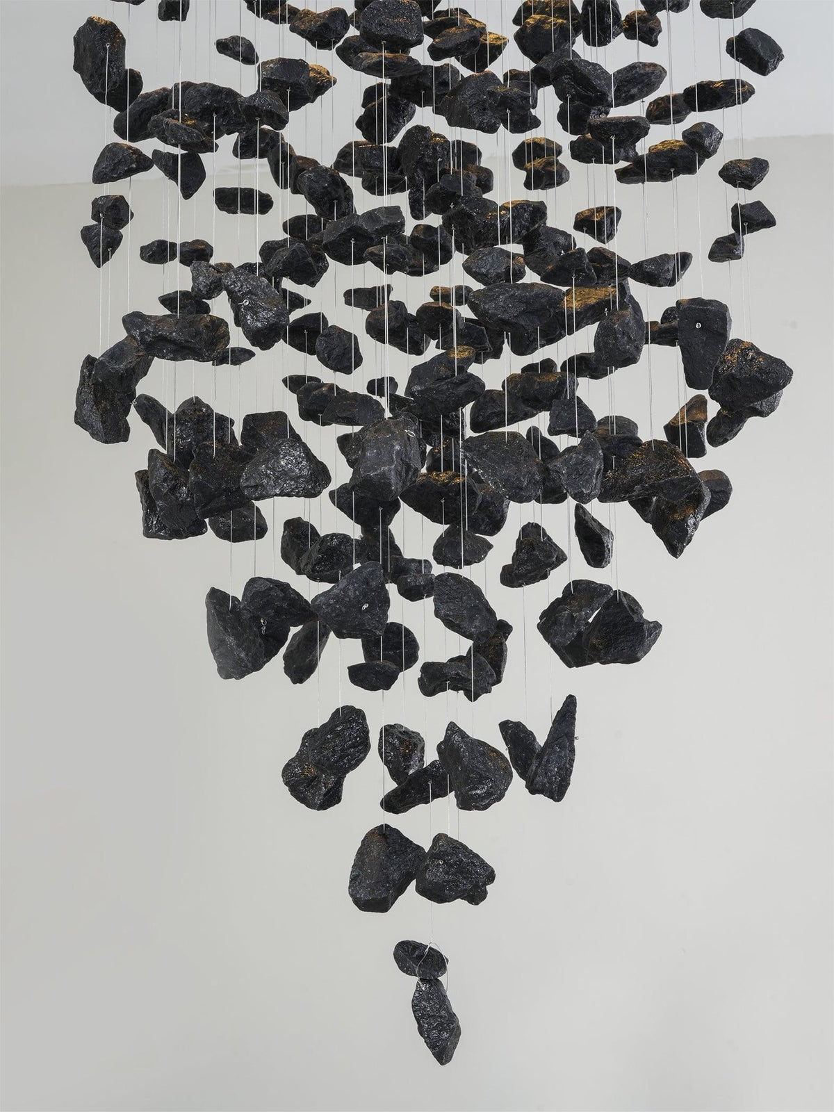 Taviane Lustre Sculptural en Pierre Charbon Lettres de M à R