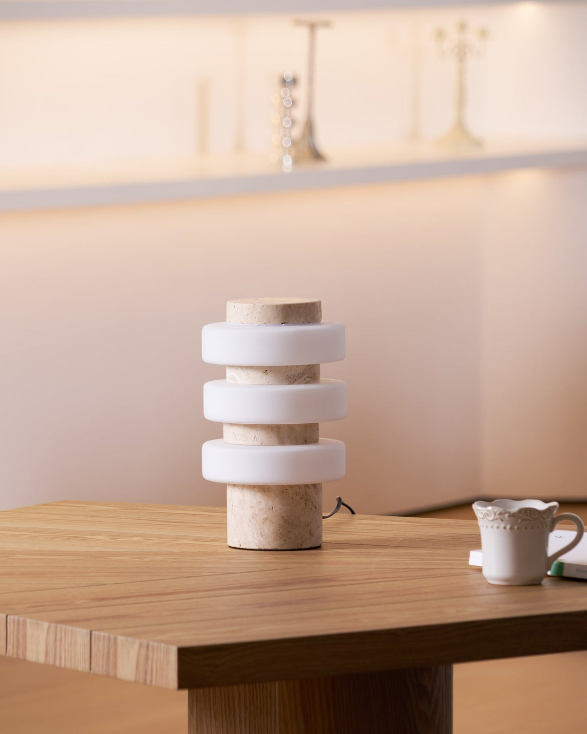 Corba Table Lamp in white marble, detail of the acrylic diffuser.